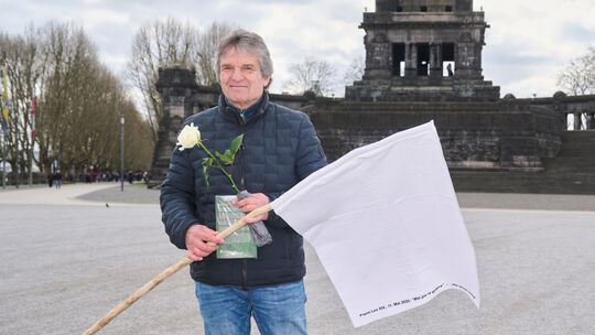 Johannes Heibel aus Siershahn mit einer Friedensfahne am Deutschen Eck in Koblenz.