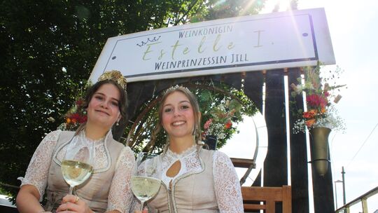 Weinkönigin Estelle I. (links) und Weinprinzessin Jill eröffneten in Klotten das traditionelle Heimat- und Weinfest.