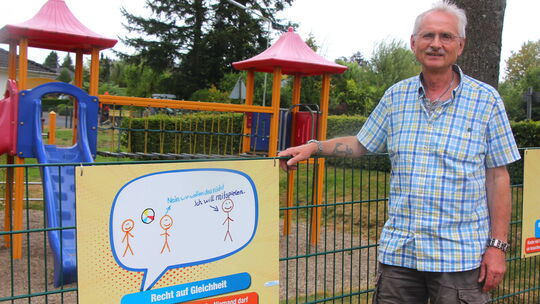 Kunterbunte Kinderrechte: Der Weyerbuscher Ortsbürgermeister Max Weller freut sich sehr, dass sich der Abenteuerspielplatz in de