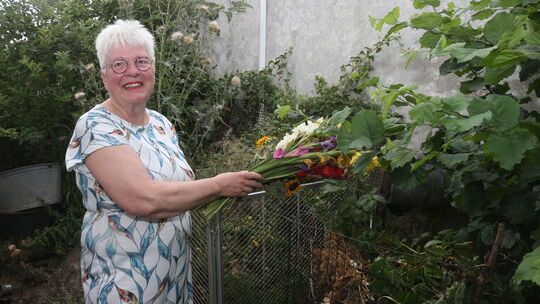 Auch abgeschnittene verblühte Stauden und andere Pflanzen gibt Monika Dörner auf den Kompost. Was im Garten anfällt, bleibt im G