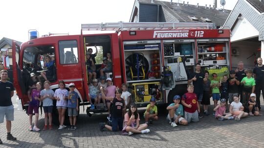 Die teilnehmenden Kinder hatten Spaß daran, einen ganzen Tag bei der Feuerwehr zu verbringen. Neugier, Mut und Teamgeist standen Die teilnehmenden Kinder hatten Spaß daran, einen ganzen Tag bei der Feuerwehr zu verbringen. Neugier, Mut und Teamgeist standen