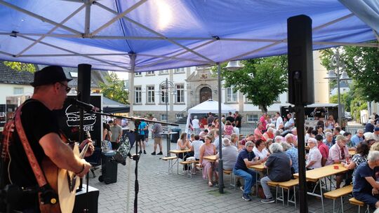 Live-Musik, gutes Essen und freier Eintritt – das Konzept der Heißen Sommernächte ist ein Teil des Erfolgs