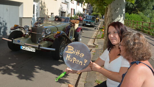 Das Kapitän-Lorenz-Ufer in Bad Münster wurde bei der Anfahrt zum Oldtimerfrühschoppen zur Flaniermeile. Zoll wurde von den viele
