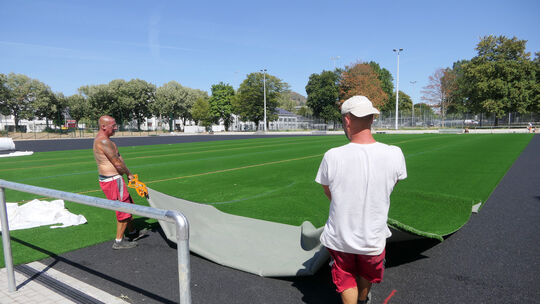 Der Kunstrasen wurde im Apollinaristadion verlegt (hier ein Foto vom 28. Juli).