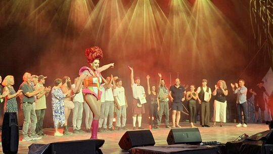 Moderatorin Dörthe Dutt präsentiert zum Abschluss alle Protagonisten des großen Finales auf der Bühne. Am Sonntagabend nach dem