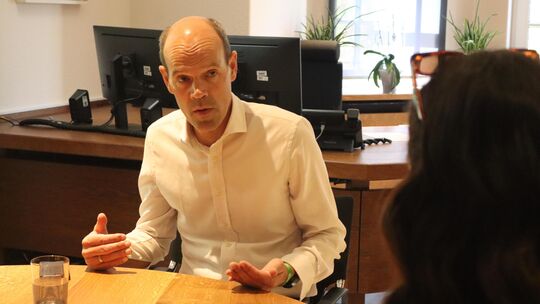 Unsere Reporterin spricht mit Landrat Volker Boch in seinem Büro in der Kreisverwaltung in Simmern über die Notfallversorgung im