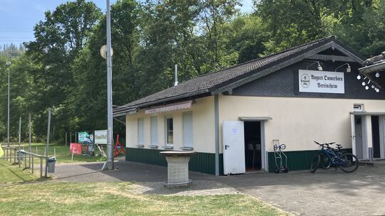 Ein Tatort war laut Polizeimeldung das Sportlerheim in Grünebach.