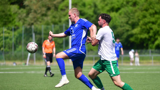 Westums Merlin Erens (links, blaues Trikot) versucht den Ball vor Oberwinters Florian Harst (rechts, weißes Trikot) zu behaupten
