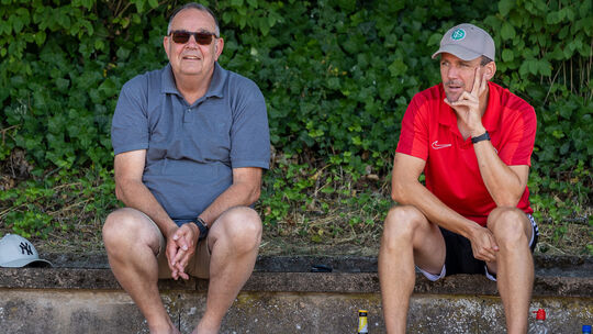 Der Vizepräsident des SWFV, Axel Rolland, scheint seine Rolle als Aufpasser für Pascal Geibel, den gesperrten Coach des SC Birke Der Vizepräsident des SWFV, Axel Rolland, scheint seine Rolle als Aufpasser für Pascal Geibel, den gesperrten Coach des SC Birke
