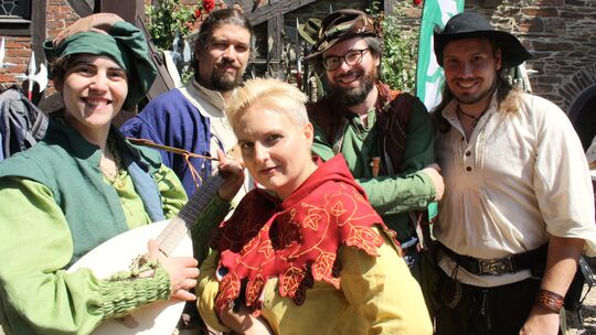 Viel mittelalterliches Volk und dessen Bühnenakteure im typisch farbenfrohen Outfit bevölkerten zum Burgfest das weite Rund des
