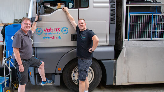 Christoph Vorbringer (links) und sein Sohn Pascal sind die Besitzer von Vobris Paradetrucks.