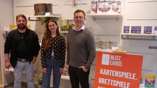Robin Förster (links) war der erste Nutzer, den Citymanagerin Neele Kremer und Wirtschaftsförderer Dustin Heip Anfang Juni im Po
