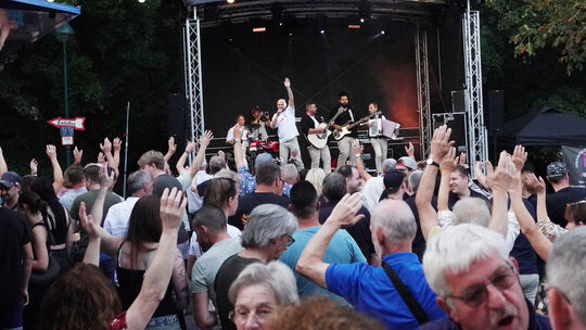 Die Lantershofener Feuerwehr hat ihren Bürgern ein kostspieliges Open-Air-Konzert zum Jubiläum geschenkt. Offen ist der Betrag d