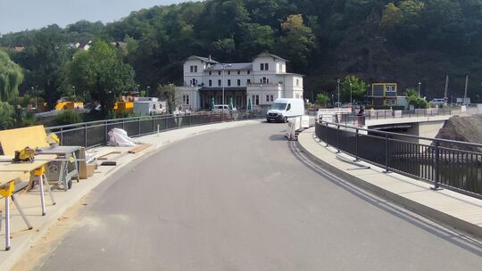 Die neue Lahnbrücke bei Balduinstein ist fast fertig, dennoch gibt es mit den anstehenden Rückbauarbeiten noch Einiges zu tun.