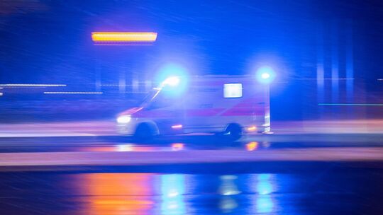 Ein Krankenwagen ist mit Blaulicht im Einsatz
