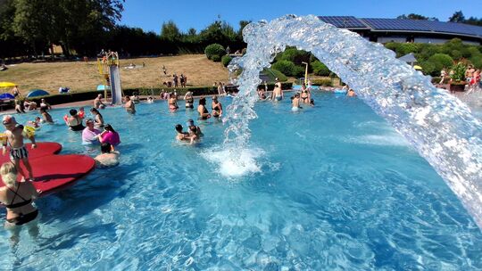 Ab ins kühle Nass: Viele Menschen strömen angesichts der großen Hitze ins Freibad Idarwald nach Rhaunen.