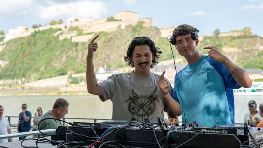 Die beiden DJs Karliboi (links) und Lumicore legen auch in diesem Jahr auf der Bühne in der Area 068 bei Rhein in Flammen wieder