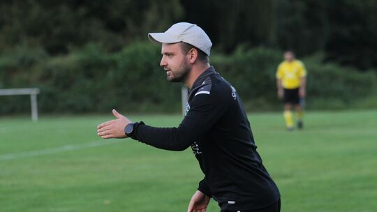 Engagiert treibt Trainer Christian Stera seine SG Elbert/Horbach von der Seitenlinie an.