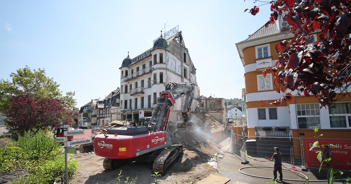 Akute Maßnahmen nötig: Bad Salzig: Einsturzgefährdetes Hotel teils ...