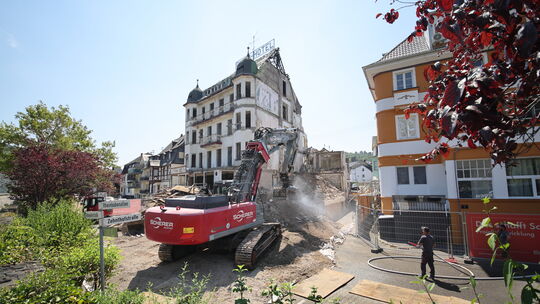 Nach zwei Deckeneinstürzen im alten Rhein-Hotel in Bad Salzig wurden Teile des Gebäudes aus Sicherheitsgründen abgerissen.