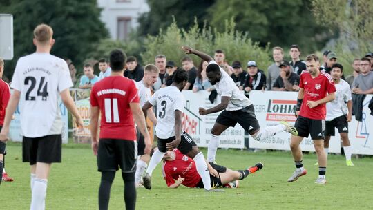 Drei Jahre spielten die SG Zell/Bullay/Alf (weiße Trikots) und der SV Blankenrath nicht in einer Liga, ein Pflichtspiel gab es v