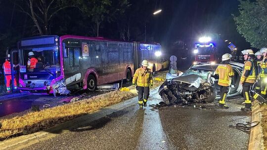 Durch den frontalen Zusammenstoß mit dem Bus wurde die Frontseite des Audi völlig zerstört.