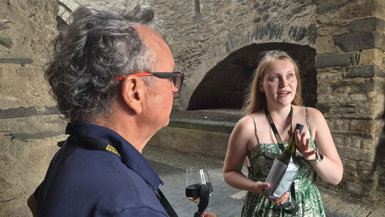 Nicht nur der Gast aus Bayern war begeistert von den fachlichen Erläuterungen der Mittelrhein-Weinprinzessin Anna Weinand.