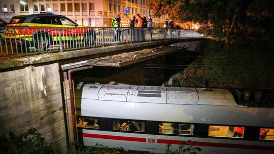 Reisende harren Stunden nach Oberleitungsschaden in ICE aus