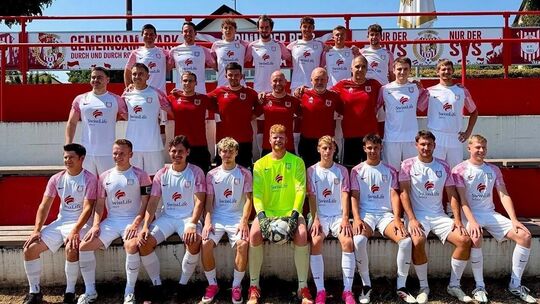 Aufsteiger SV Strimmig geht mit diesem Team in die Saison 2026/27: (obere Reihe, von links) Fabian Michels, Robin Gründer, Marc Aufsteiger SV Strimmig geht mit diesem Team in die Saison 2026/27: (obere Reihe, von links) Fabian Michels, Robin Gründer, Marc