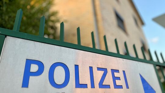 Das Hinweisschild auf die Polizeidirektion Limburg-Weilburg in der Nordstadt von Limburg.
