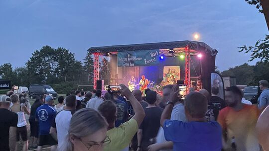 Festival-Atmosphäre in Elgendorf: Die Veranstaltung war trotz brütender Hitze wieder gut besucht.