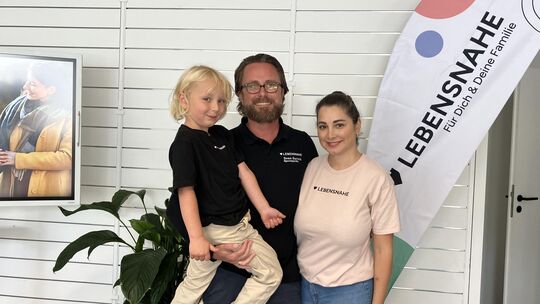 Die beiden Geschäftsführer Sven Barnick und Ceren Barnick gemeinsam mit Sohn Louis im Büro der Lebensnahe GmbH in Kirn.