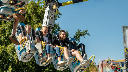 Der „Raptor“ zählt bei der Kirmes in Asbach zu den begehrten Fahrgeschäften.