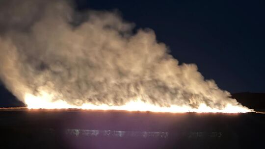 Das Feuer war weithin sichtbar und breitete sich rasch aus, konnte aber von den alarmierten Wehren schnell kontrolliert werden.
