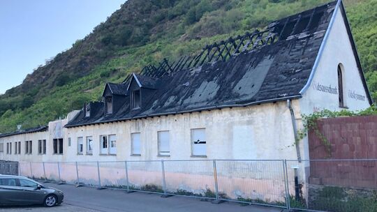 Eigentlich sollte hier ein Weinerlebniszentrum entstehen. Doch das ehemalige Weingut Rademacher in Cochem brannte 2023 nieder. D