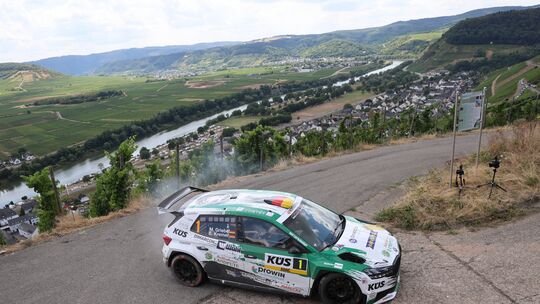 Malerische Kulisse und harte Arbeit am Steuer: Marijan Griebel kämpft sich mit seinem Skoda durch die Mosel-Weinberge und landet
