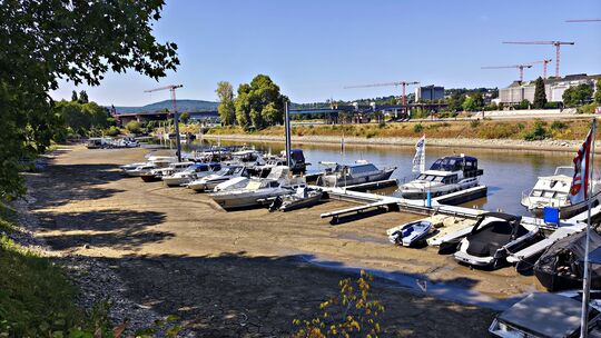 Eine Leserin hat unserer Redaktion ein Foto von den Booten im Ehrenbreitsteiner Hafen zukommen lassen, die derzeit auf dem Trock