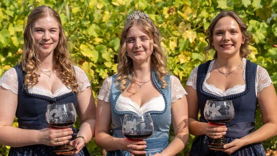 Weinprinzessin Shannon Rasch, Weinkönigin Saskia Corvinus und Weinprinzessin Denise Geilen (von links) sind das neue Trio an der