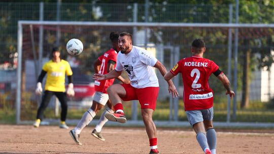 Enrico Köppen (weißes Trikot) war in der vergangenen Spielzeit noch Spielertrainer bei A-Ligist SV Rheinhardt’s Elf. Nun könnte Enrico Köppen (weißes Trikot) war in der vergangenen Spielzeit noch Spielertrainer bei A-Ligist SV Rheinhardt’s Elf. Nun könnte