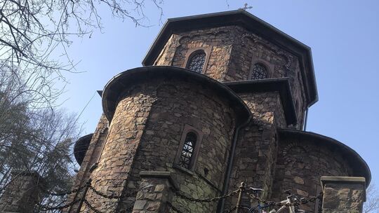 Die Gruftkapelle St. Maria und St. Michael der Familie Puricelli wurde 1857 errichtet und ist Teil der Denkmalzone Rheinböllerhü