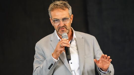 Thomas Hähn, Vorsitzender des Regionalrats Wirtschaft im Rhein-Hunsrück-Kreis, schätzt die Bedeutung der sanierten Hunsrückquerb
