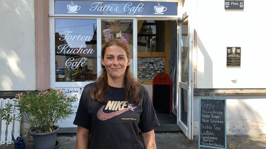 Tatjana Flesch steht vor ihrem kleinen Café im Diezer Rathaus. Dort bietet sie unter anderem selbst gemachte Torten, Waffeln und