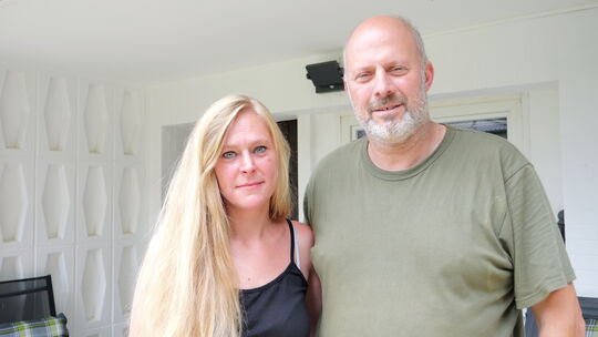 Natalie Beckert und ihr Partner Sascha Molitor: Seit 2023 befindet sich Beckert im Streit mit der Gemeinde über eine angeblich i
