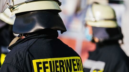 Einsatzkräfte der Feuerwehren Ulmen, Lutzerath, Weiler, Gevenich, Büchel und Cochem versuchen einen Waldbrand zwischen Weiler un