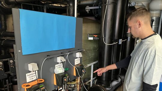 Chlor, Flockungsmittel und pH-Wert-Regulatoren werden dem Wasser ständig zugesetzt, damit die Konzentration im Wasser bestimmten