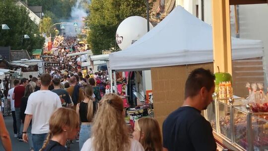 Viele Besucher zieht es jedes Jahr auf die Föschber Kirmes, wie hier im Jahr 2022.