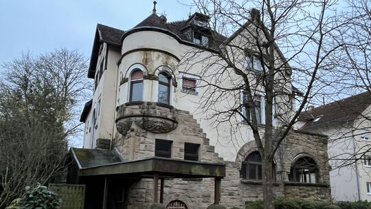 Die 1906 erbaute Jugendstilvilla in der Priegerpromenade 3 steht unter Denkmalschutz und schon seit ein paar Jahren leer.
