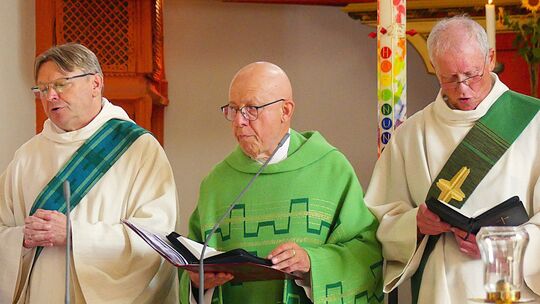 Mit einem Dankgottesdienst wurde der 70. Geburtstag von Pfarrer Stephan Wolff (Mitte) aus Kirn gefeiert.