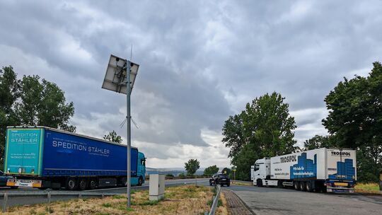 In Höhe des Lkw-Parkplatzes an der B49 auf Offheimer Gemarkung könnte eine Abfahrt zum Gewerbegebiet „Nördlich der Kapellenstraß
