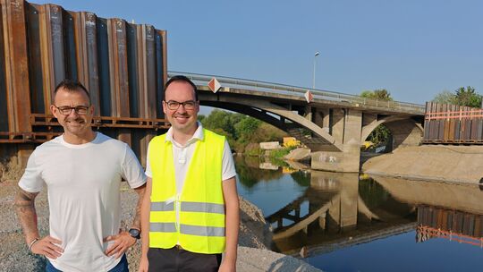 Die beiden Mitarbeiter des Landkreises Limburg-Weilburg, Frank Naumann (links) und Frederik Heider, stehen auf der Baustelle an